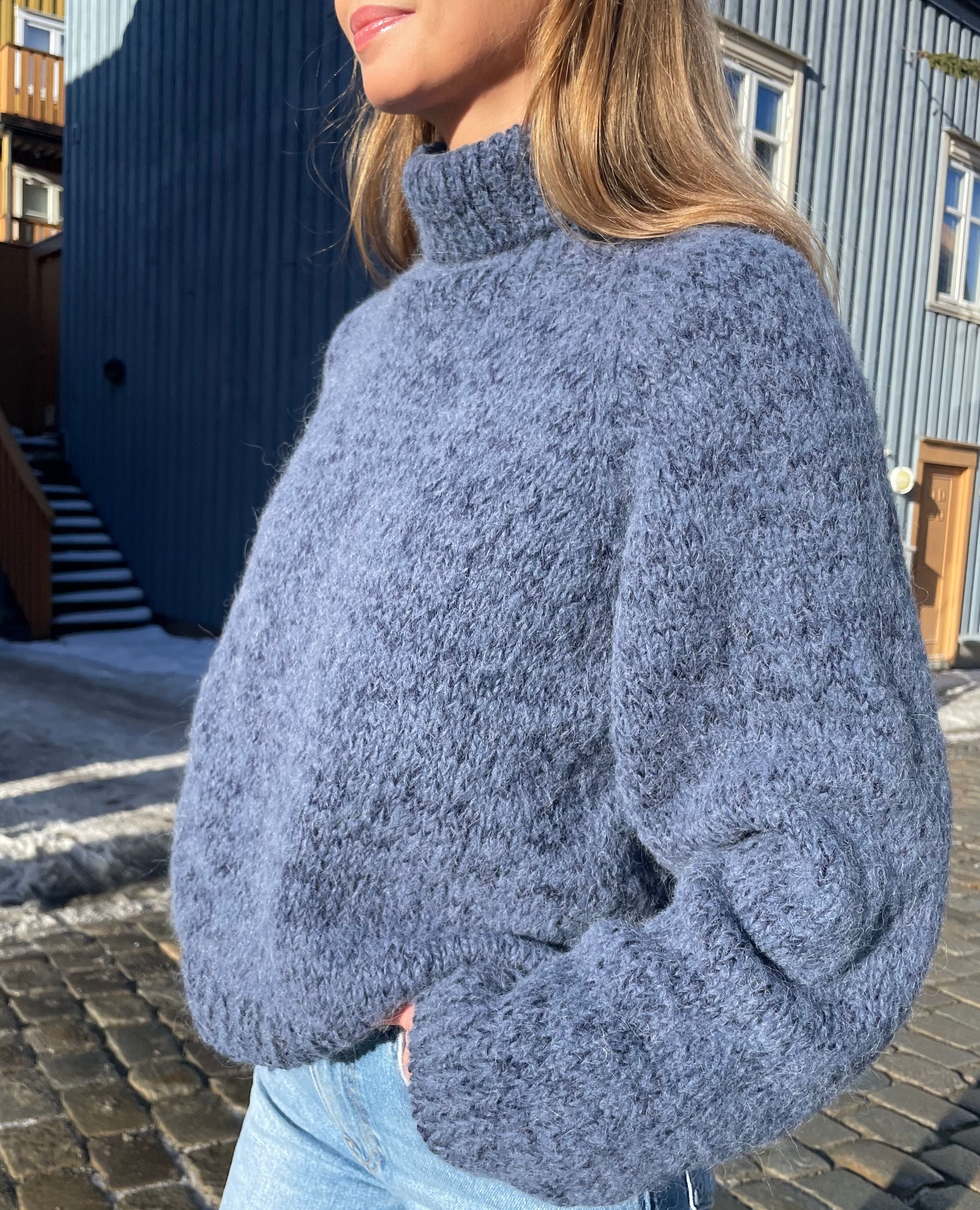 An oversized raglan sweater from Dreamknit's design tool, knitted in Børstet Alpakka and Tynn Peer Gynt from Sandnes Garn