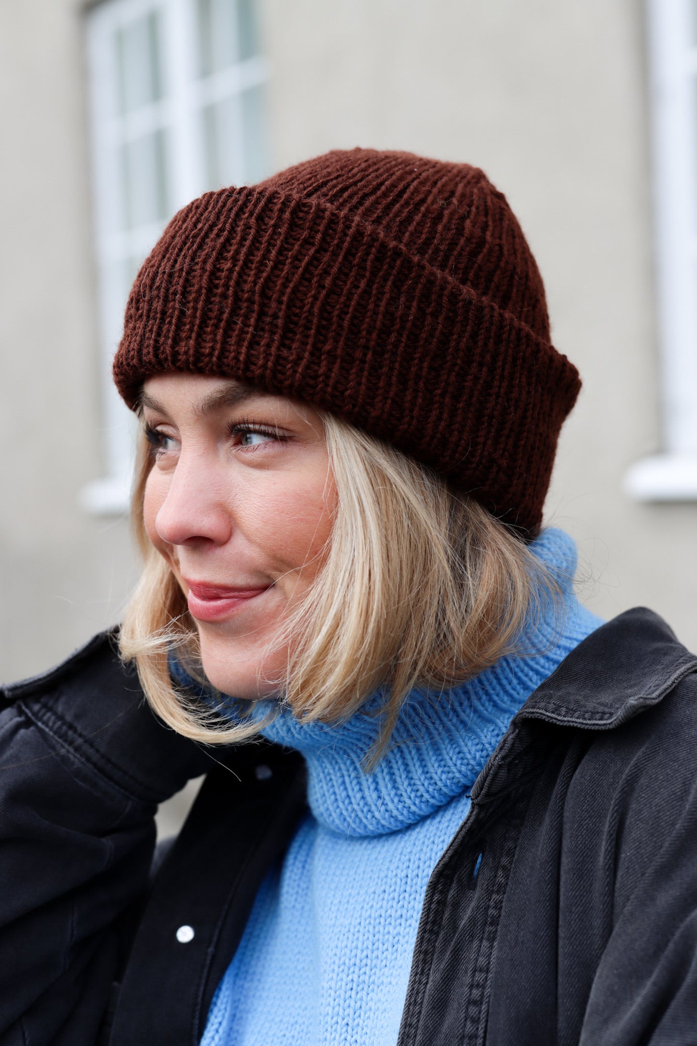 Beanie pattern from Dreamknit's design tool, knitted in Supreme Wool from Un-told in the color Rich Cocoa