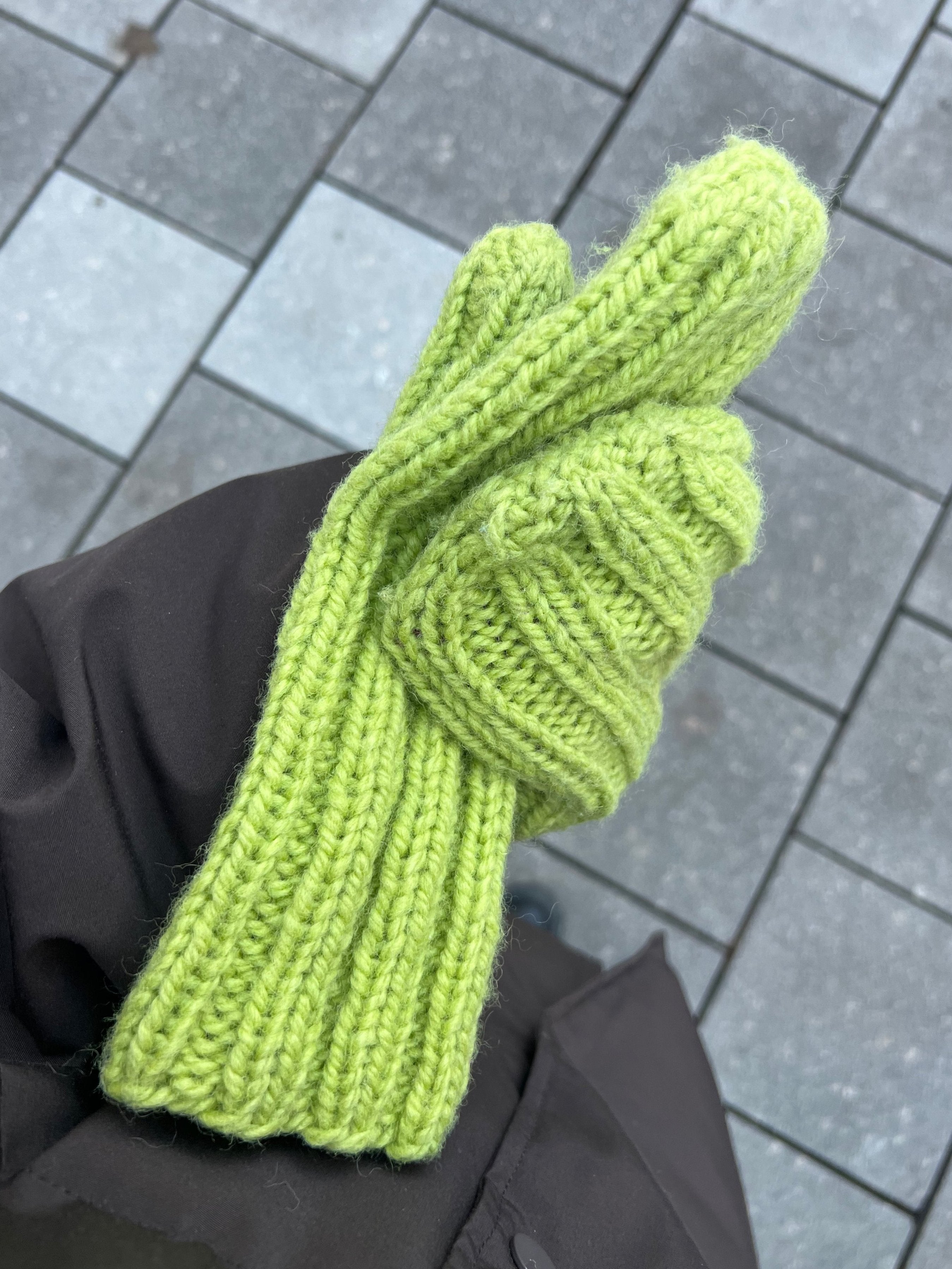 Chunky mittens in 2x2 ribbing from dreamknit's design tool, knitted in Troll from Un-told