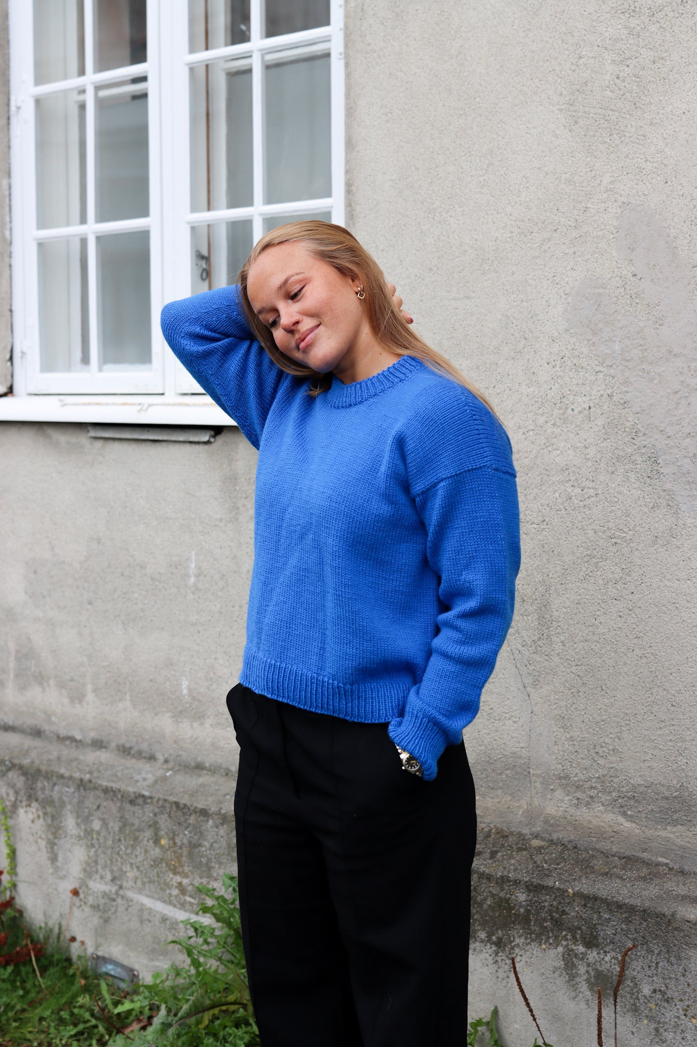 Sweater pattern from Dreamknit's design tool, knitted in Supreme Wool from Un-told in the color Bright Indigo