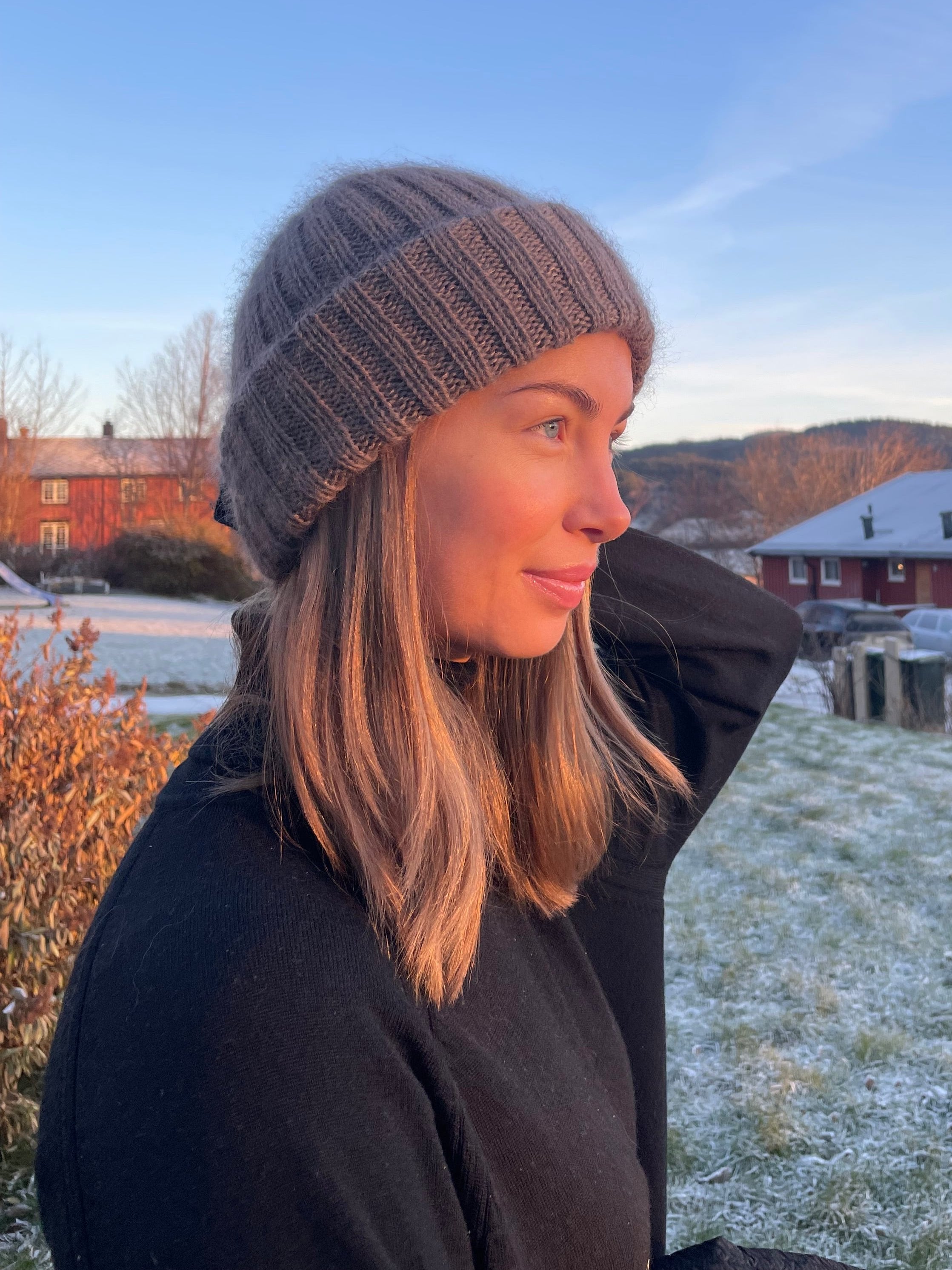 Brown beanie in 2x2 ribbing from Dreamknit's design tool, knitted in Arwetta and Tilia from Isager 