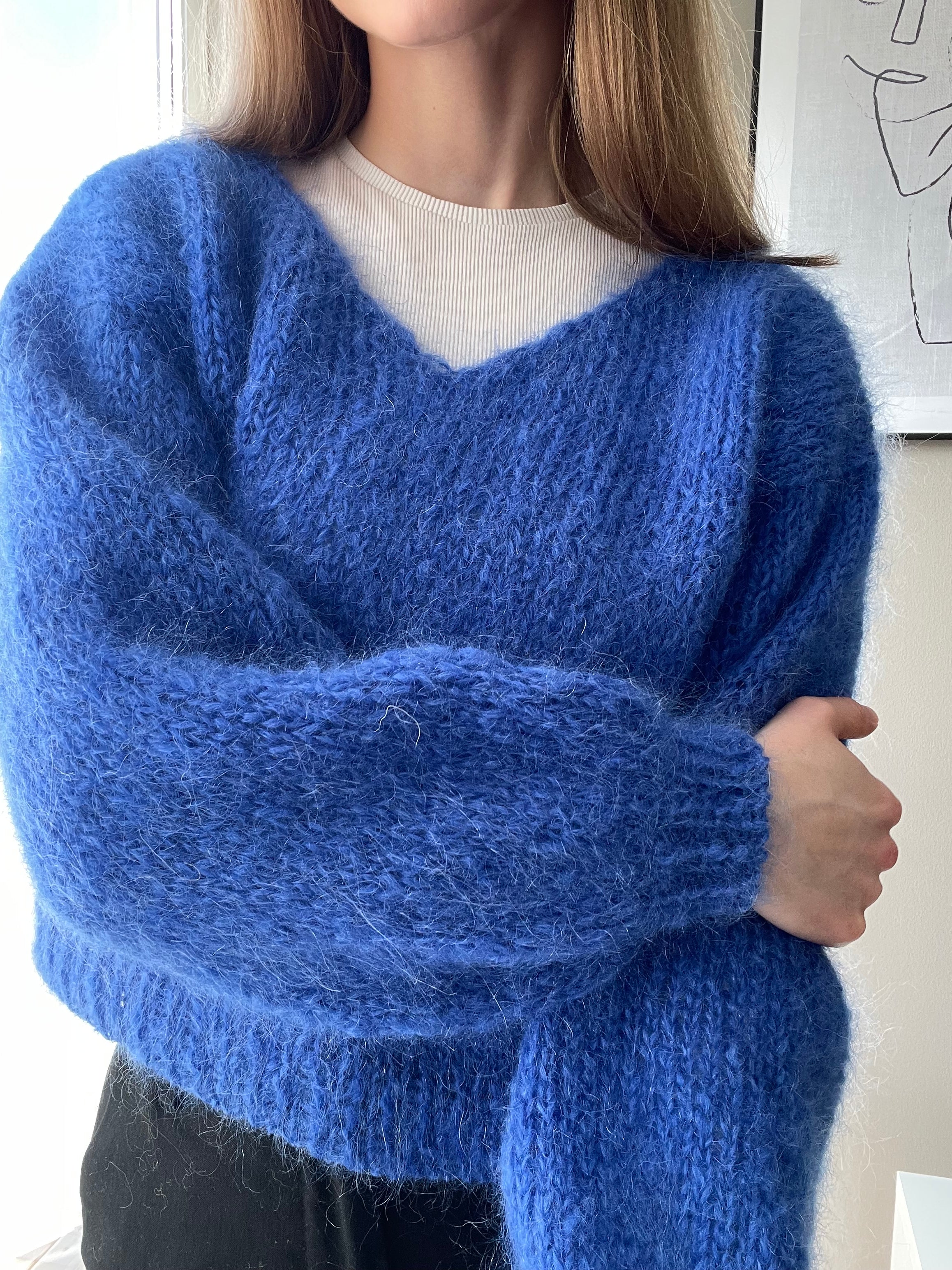 Newbie Sweater V-neck, a beginner friendly knitting pattern from Dreamknit, knitted in chunky mohair yarns
