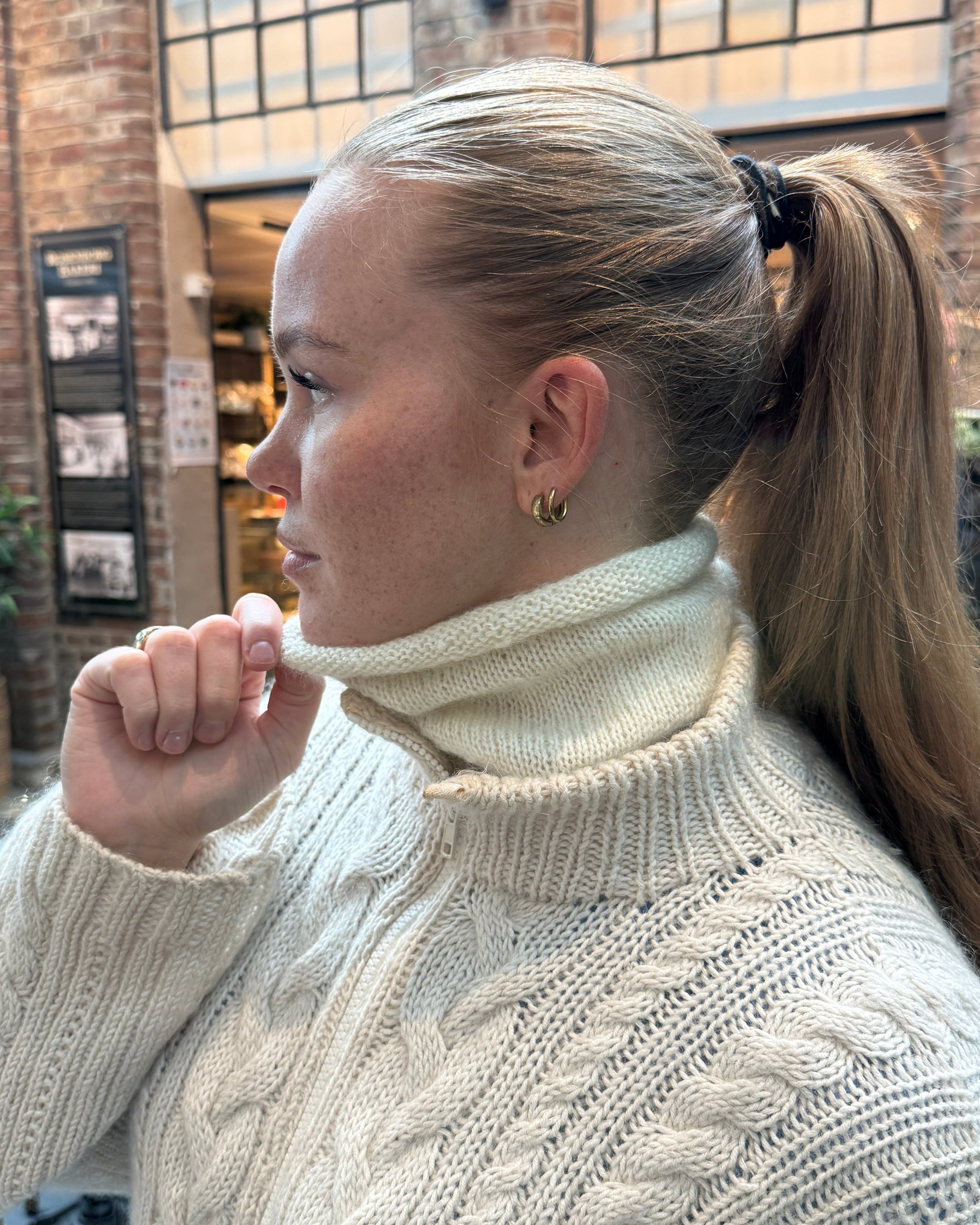 White mohair cowl from the design tool, knitted in Isager Silk Mohair