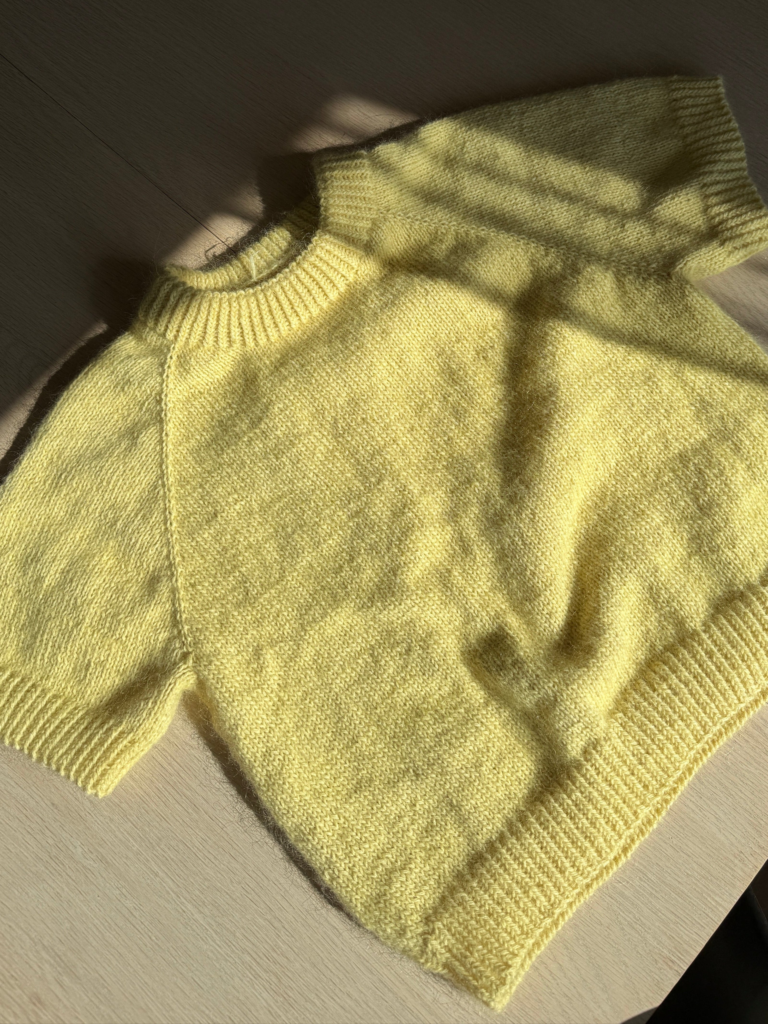 Raglan T-shirt from the Dreamknit design tool, knitted in Majo Garn Honey Alpaca and Pearl Mohair, banana yellow
