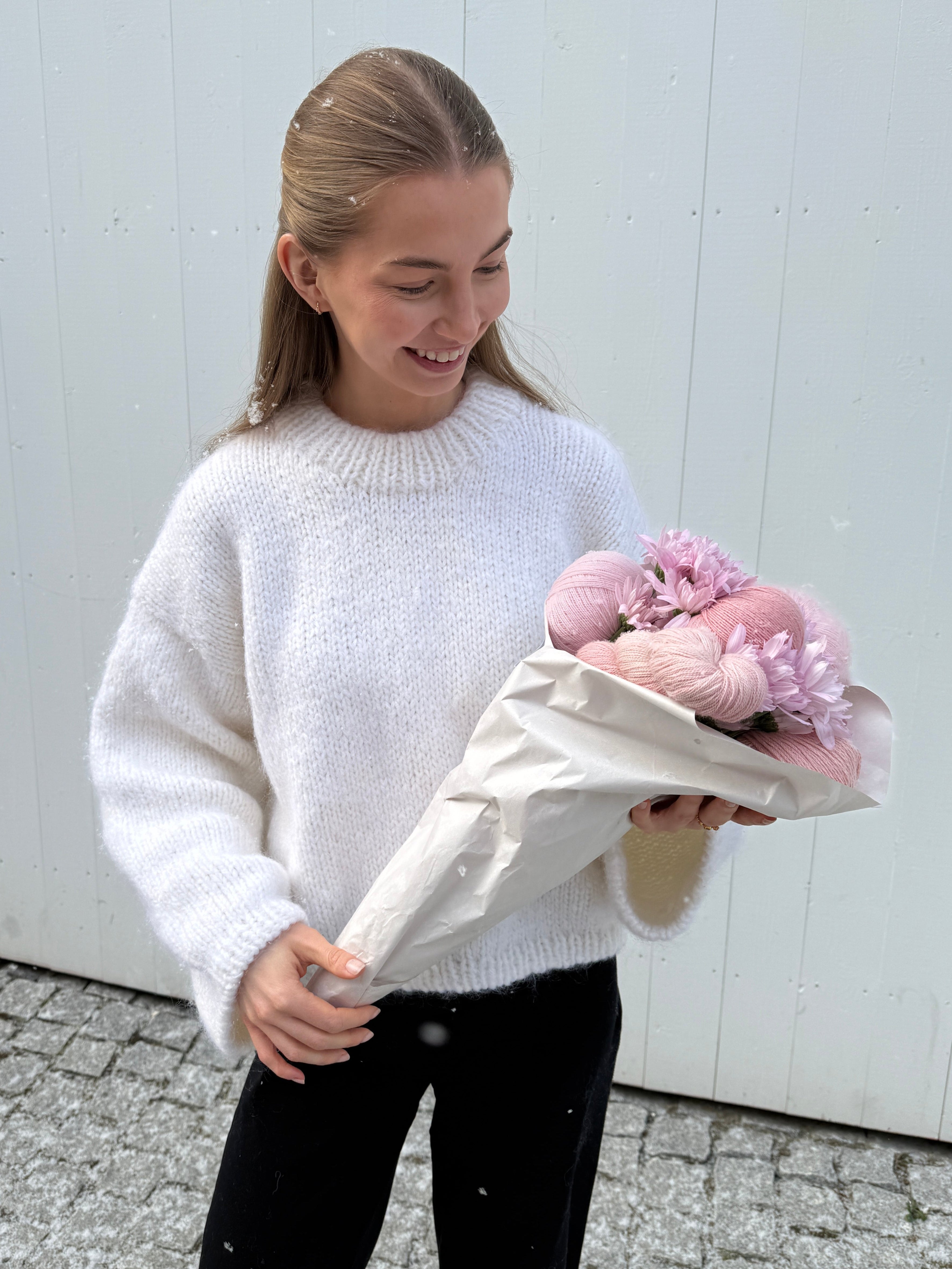 White chunky sweater from the design tool, knitted in Du Store Alpakka Pus and Dale Garn Myk Påfugl
